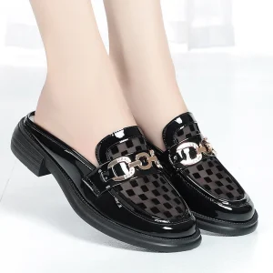 Mules en cuir avec décoration métallique