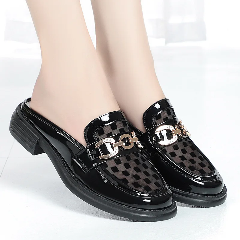Mules en cuir avec décoration métallique
