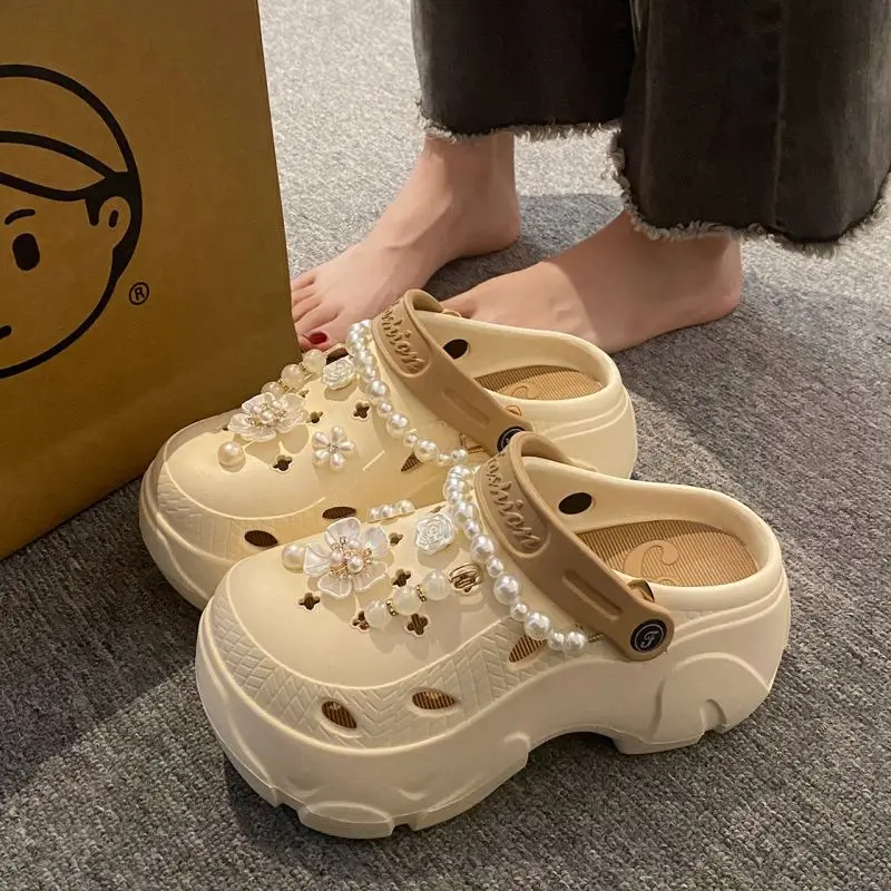 Sabots à plateforme avec une chaîne de perles – Image 5