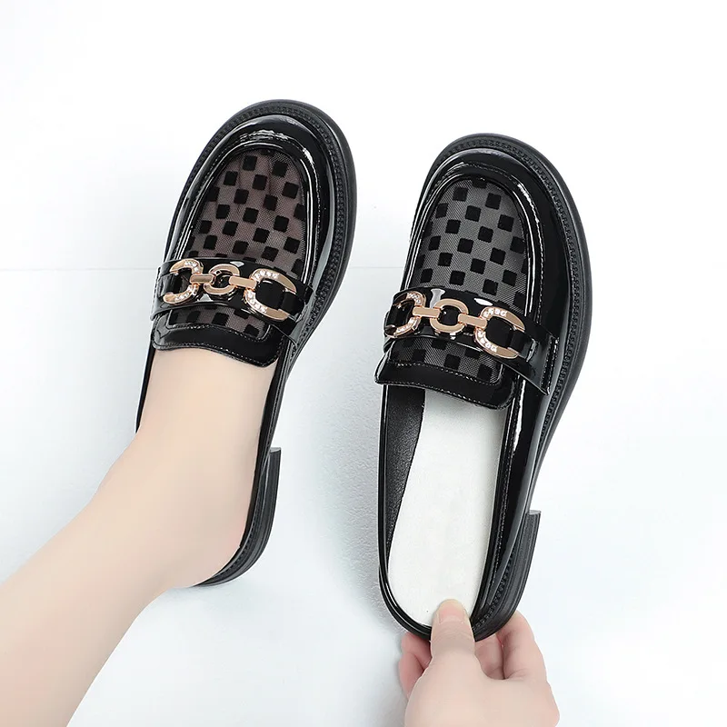 Mules en cuir avec décoration métallique – Image 3