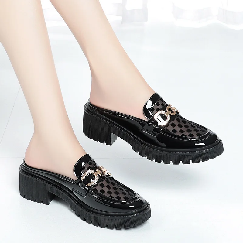 Mules en cuir avec décoration métallique – Image 2